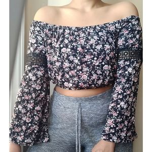 Cute floral flared-sleeve crop top!